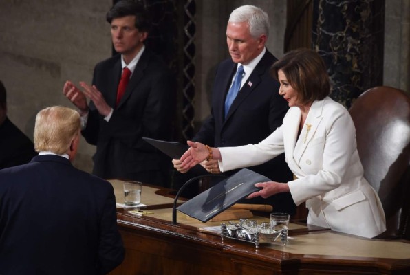 Donald Trump ignora saludo de Nancy Pelosi y ella le rompe el discurso