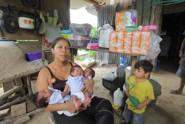 Despacho de la Primera Dama construirá casa a madre de los trillizos