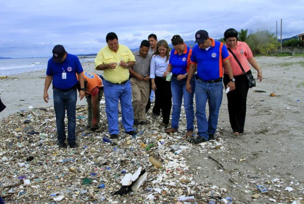 Guatemala niega que la basura de Omoa sea de ellos