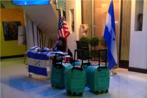 Entregan maletas electorales de Honduras en Miami