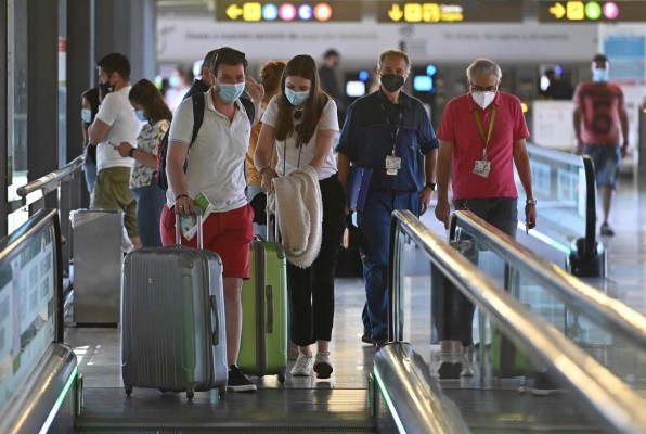 España abre las fronteras a los turistas vacunados y los cruceros internacinales  