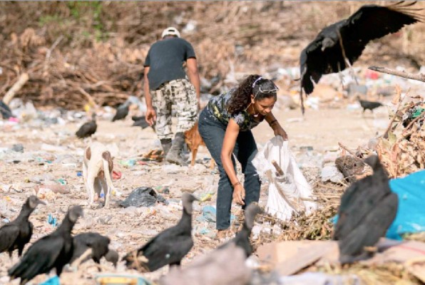 Venezolanos y buitres tras la comida en un basurero de Brasil