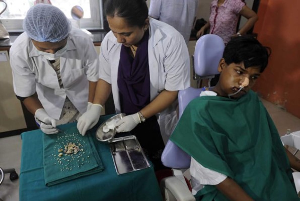 Video: Extraen 232 dientes a un joven en la India