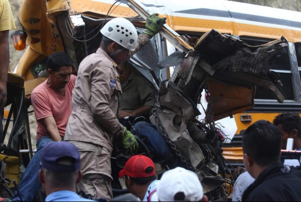 Choque de dos buses deja más de 20 heridos en carretera a Olancho