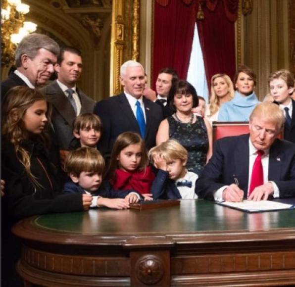 Donald Jr. publicó esta imagen de su hijo, Tristan, luciendo aburrido mientras su abuelo firmaba sus primeros decretos presidenciales.