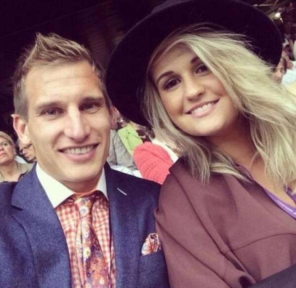 El mediocampista Marc Albrighton, de 26 años, se caso con su amor de la infancia Chloe Lea Fulford.