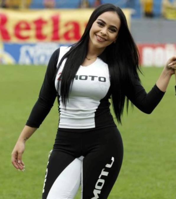 Jeimy Álvarez, una de las hermosas edecanes que adornan los estadios en Honduras.