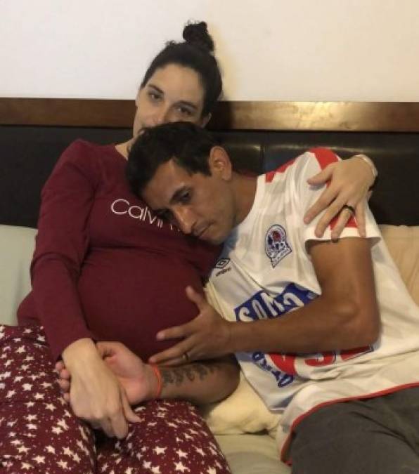 Cristian Maidana: El volante argentino del Olimpia fue recibido por su esposa Beli Freites, la chica se encuentra embarazada.