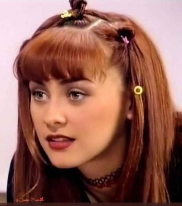 El primer protagónico de Aracely Arámbula llegó con la telenovela juvenil Soñadoras de (1998) y luego participó en Alma rebelde en (1999).