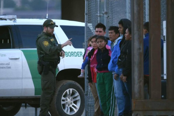 Corte mantiene bloqueo a orden de Trump de negar visa a migrantes sin seguro