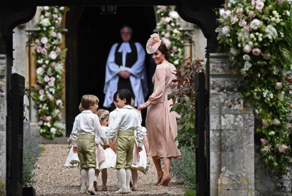 Britain's Catherine, Duchess of Cambridge (R) walks with the bridesmaids and pageboys as they arrive for her sister Pippa Middleton's wedding to James Matthews at St Mark's Church in Englefield, west of London, on May 20, 2017.Pippa Middleton hit the headlines with a figure-hugging outfit at her sister Kate's wedding to Prince William but now the world-famous bridesmaid is becoming a bride herself. Once again, all eyes will be on her dress as the 33-year-old marries financier James Matthews on Saturday at a lavish society wedding where William and Kate's children will play starring roles. / AFP PHOTO / POOL AND AFP PHOTO / Justin TALLIS