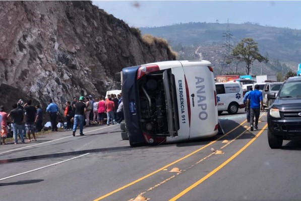 Al menos 30 personas heridas deja accidente de autobús policial