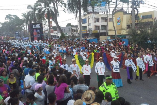 Estudiantes del José Trinidad Reyes encabezan el desfile.