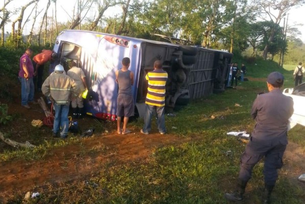 Volcamiento de bus deja 7 heridos en Santa Cruz de Yojoa