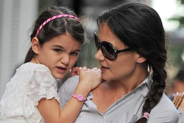 Katie Holmes es una madre 'sobreprotectora'