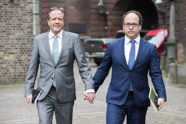 Hombres se toman de la mano en Holanda en apoyo a los gays