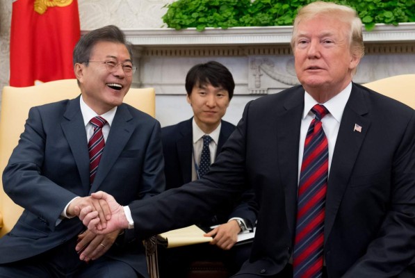 Trump recibe a Moon para discutir acercamiento a Kim Jong-un