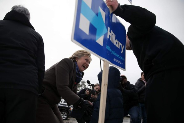 Trump y Sanders lideran último sondeo sobre primarias en Nuevo Hampshire