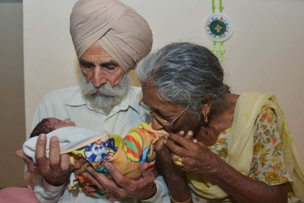 Mujer india de 70 años da a luz a su primer hijo