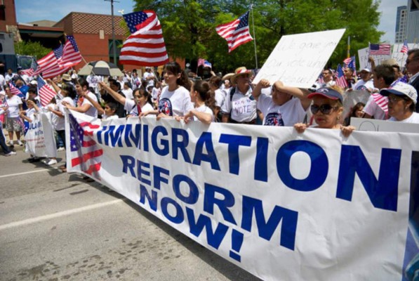 Líderes latinos en Florida piden a Trump reforma migratoria