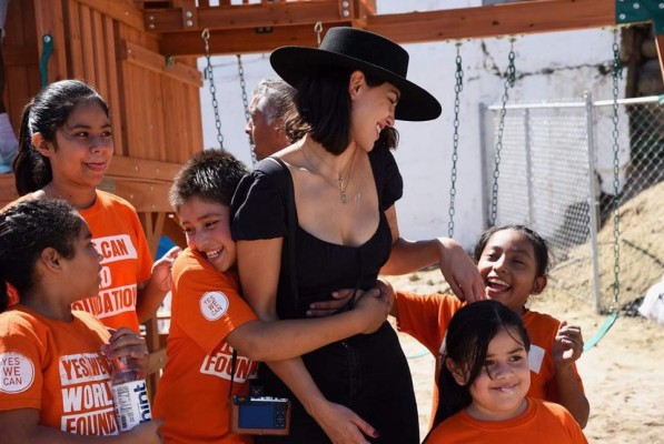 Eiza González visita a niños migrantes en frontera de EEUU