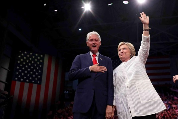 Expresidente Clinton vuelve a opacar campaña de Hillary