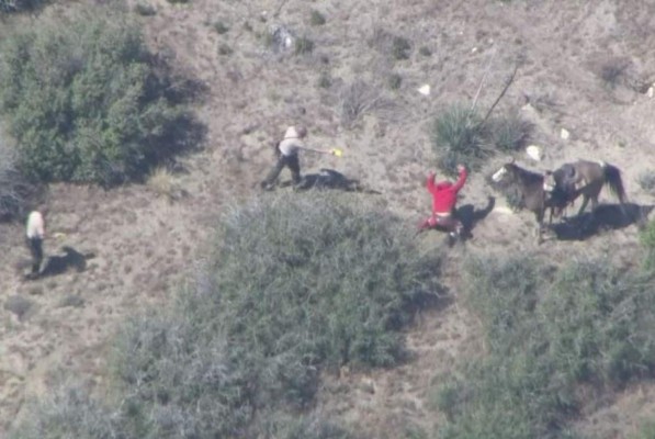 EUA: Video muestra a 11 sheriffs golpeando a un sospechoso que huía a caballo
