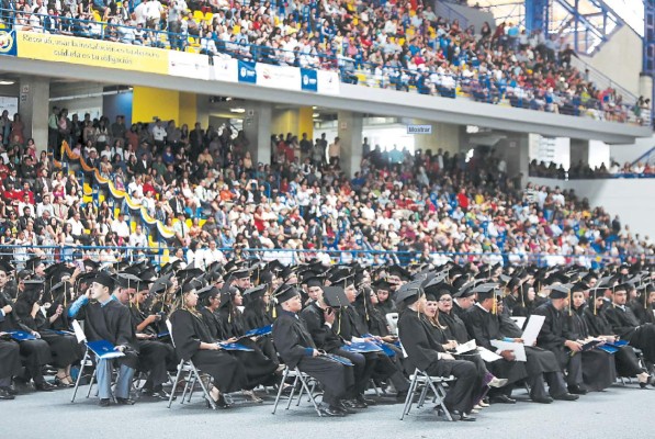 Universitarios se emplean más rápido