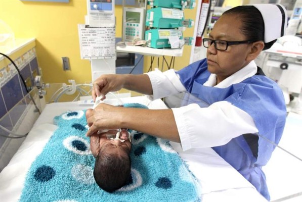 Colocarán gorritos morados a bebés llorones