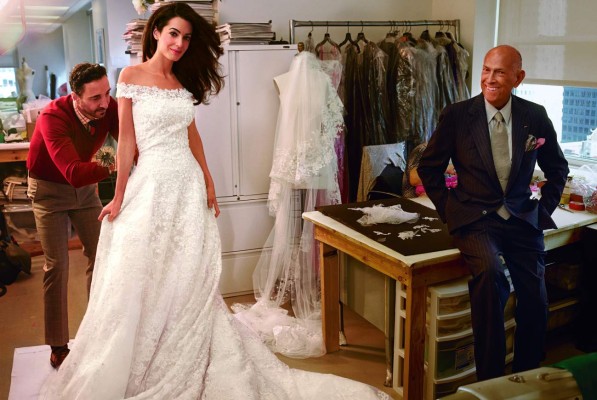 Memorable. Anna Liebovitz fue la última fotógrafa en captar al maestro cuando tallaba a Amal Clooney con su insigne ajuar, el último traje de novia que creó para la gran boda del año.