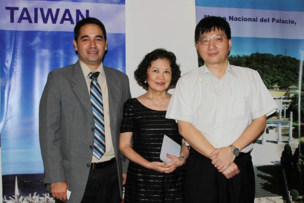 Mario Meraz, Nancy Chien y Abel Lin Cheng-Hui.