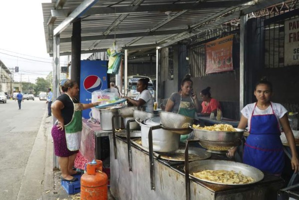 POLLOS MISSI: Ubicado frente a Maheco. Sus precios oscilan desde 55.00 hasta 60.00 lempiras. Horario de lunes a sábado de 7:00 am - 3:30 pm. Tel. 9852-7315.