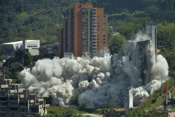 Impresionante demolición de complejo residencial en Colombia