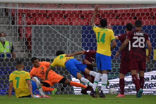 Brazil's Marquinhos (C) scores against Venezuela during the Conmebol Copa America 2021 football tournament group phase match at the Mane Garrincha Stadium in Brasilia on June 13, 2021. (Photo by NELSON ALMEIDA / AFP)