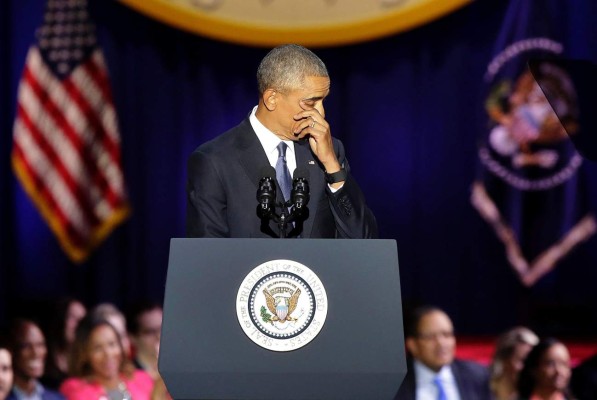 Obama llora al rendir tributo a Michelle en su despedida