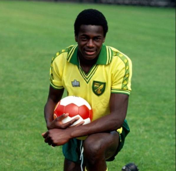 Justin Fashanu. Uno de los primeros futbolistas en desvelar públicamente su condición sexual. Justin Fashanu fue toda una leyenda del Nottingham Forest ganador de dos Copas de Europa y el primer jugador de raza negra en firmar un contrato por un millón de libras. No obstante, su historia se convirtió en un drama. Proclamó abiertamente su homosexualidad en 1990. A partir de ese momento pasó por 13 equipos en 7 años. Sumido en una depresión, en 1998 se quitó la vida tras recibir una denuncia por abusos sexuales a un menor.