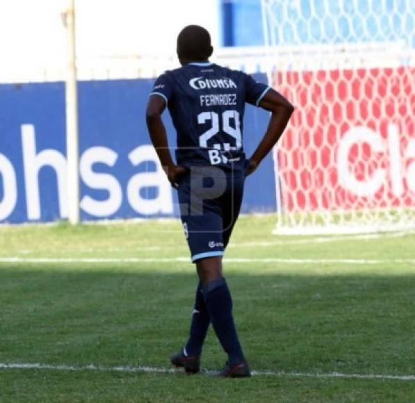 Carlos 'Muma' Fernández sufrió su primera expulsión con el Motagua y así se fue a los vestuarios.