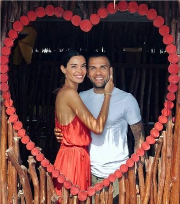 Dani Alves, lateral brasileño del Sao Paulo FC, colgó esta bella imagen junto a su esposa Joana Sanz: 'Happy Valentine’s Day my Crazy Love', escribió el jugador.