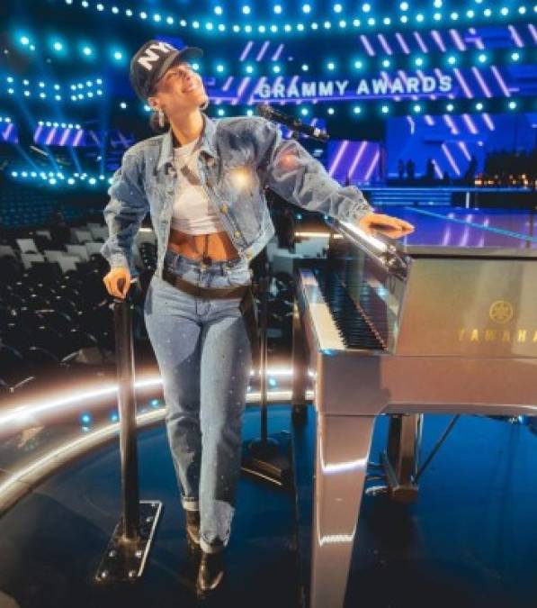 Recientemente, Alicia Keys figuró como presentadora de los Grammy Awards 2020, donde se rindió un emotivo homenaje al fallecido jugador de basketball, Kobe Bryant. Su rostro, sin una gota de maquillaje, causó furor entre sus fans.
