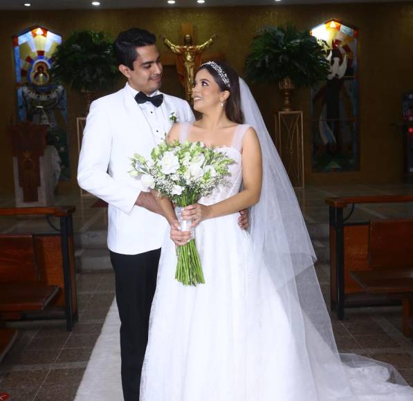 Los recién casados, Carlos Valladares y Michelle Romero, ahora conforman la familia Valladares Romero. 
