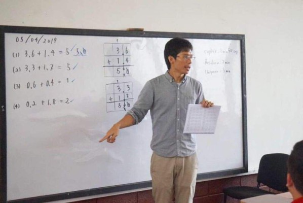 Japonés imparte taller de matemáticas