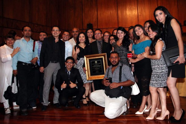 Carlos Mauricio Flores recibe el premio Álvaro Contreras