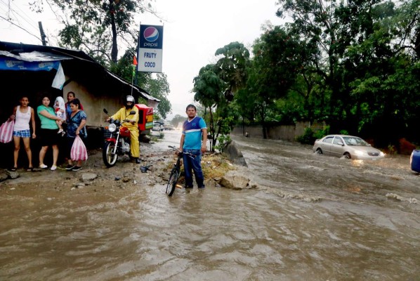 Tormenta deja inundaciones en 24 colonias, carros dañados y árboles caídos