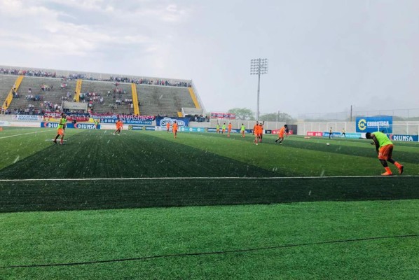 Empezó a llover en la ciudad de Choluteca previo al partido UPN-Olimpia.