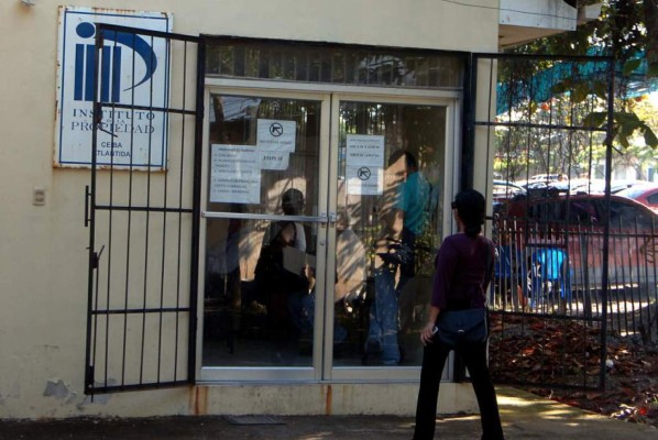 Sujetos armados asaltan a 10 personas en el Instituto de la Propiedad de La Ceiba