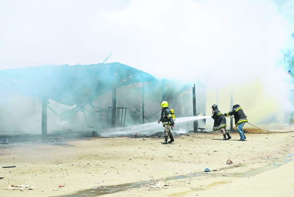 Incendio arrasa con el mercado de Danlí, El Paraíso