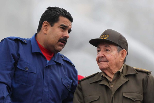 Nicolás Maduro analiza su renuncia con Castro
