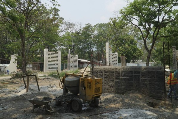 A paso lento avanza construcción del muro perimetral en la Unah-vs