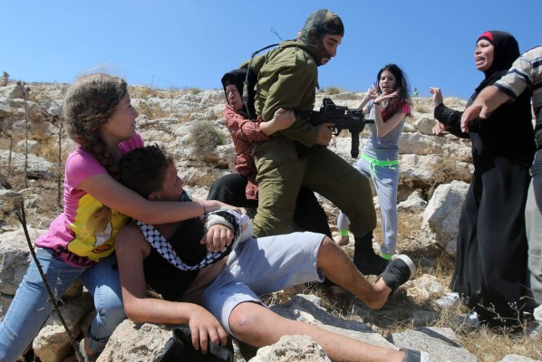 Video: Con brutalidad soldado israelí trata de arrestar a niño palestino
