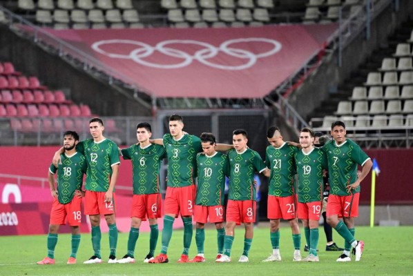 Mexico's players watch the penalty shoout out during the Tokyo 2020 Olympic Games men's semi-final football match between Mexico and Brazil at Ibaraki Kashima Stadium in Kashima city, Ibaraki prefecture on August 3, 2021. (Photo by PEDRO PARDO / AFP)